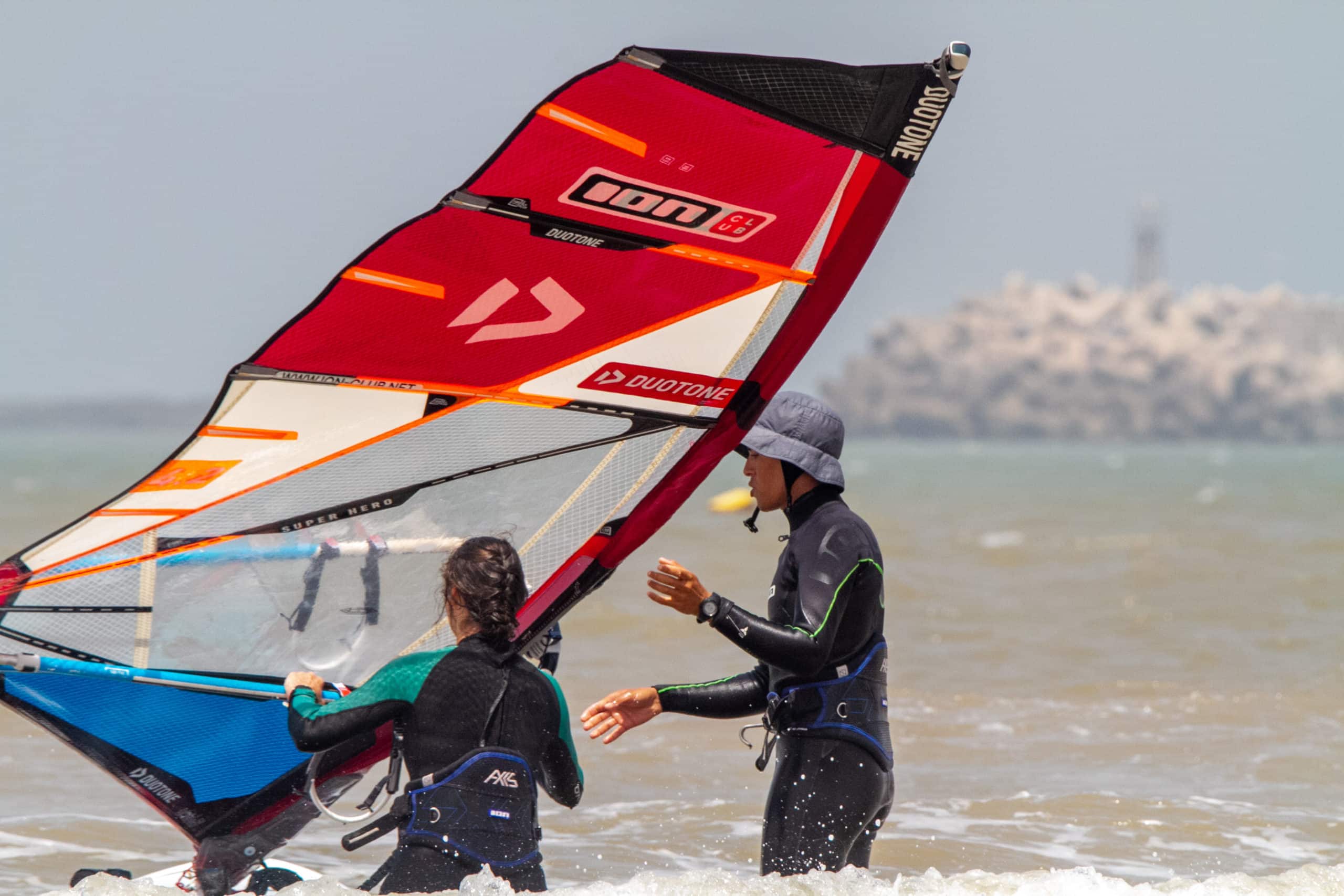 Cours de Windsurf semi privé 12H + 7 Déjeuners au restaurant Ocean Vagabond