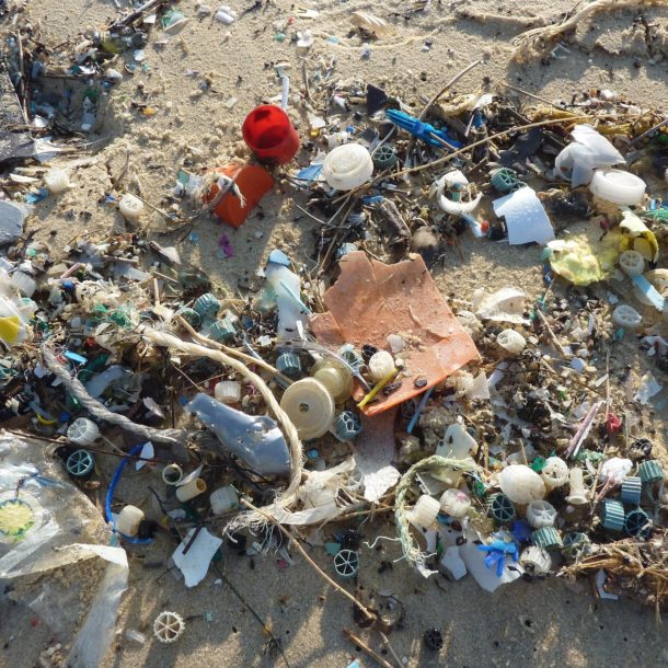 plástico en una playa