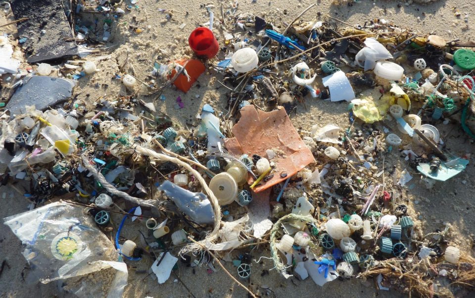 plástico en una playa